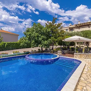 https://villa-haya.primorje-gorskikotar.com
